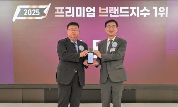 롯데호텔 서울에서 열린 ‘2025 프리미엄브랜드지수(KS-PBI)’ 시상식에서 에쓰-오일토탈에너지스윤활유 영업마케팅본부 강원규 부사장(왼쪽)과 한국표준협회 문동민 회장(오른쪽)이 기념촬영을 하고 있다. 사진=에쓰-오일토탈에너지스윤활유