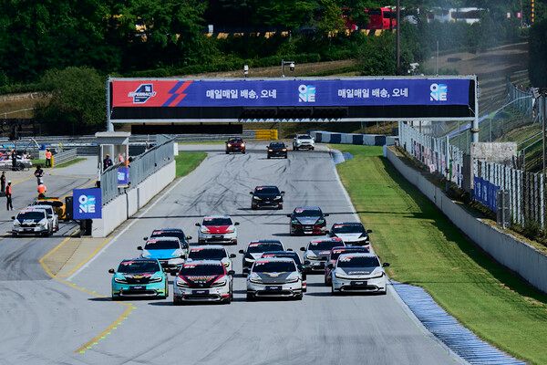 2025 오네 슈퍼레이스 제3전 토요타 프리우스 PHEV 클래스 결선 스타트 장면. 사진=슈퍼레이스