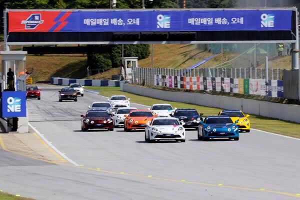 2025 오네 슈퍼레이스 알핀 클래스 제3전 결선 스타트 장면. 사진=전현철 기자.