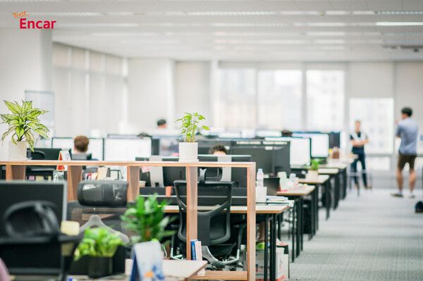 엔카닷컴이 ‘커서’ 등 AI 코딩 도구를 IT/개발실 조직 전반에 도입한다.