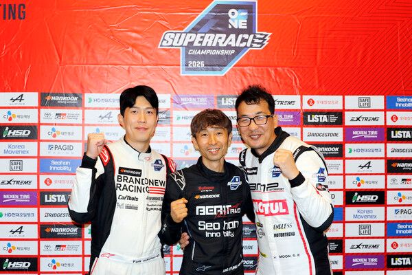 2025 오네 슈퍼레이스 제4전 GTA 클래스 기자회견 후 기념 촬영. 정경훈(가운데)이 우승했고, 박석찬(왼쪽)과 문세은이 2, 3위를 했다. 사진=전현철 기자.