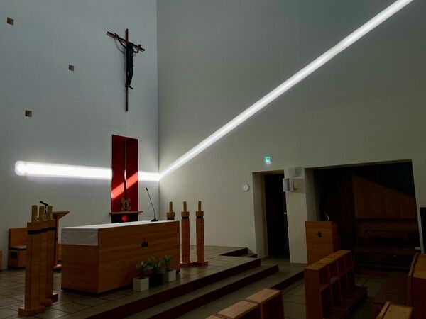 늦은 오후 경당 제단 뒤쪽으로 햇살이 비추고 있다. 사진=한국관광공사