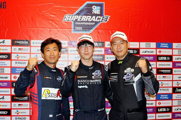 2025 오네 슈퍼레이스 제4전 GTB클래스 입상자 기자회견 뒤 기념촬영. 왼쪽부터 2위 최지영, 우승 이상진, 3위 이중훈. 사진=전현철 기자.