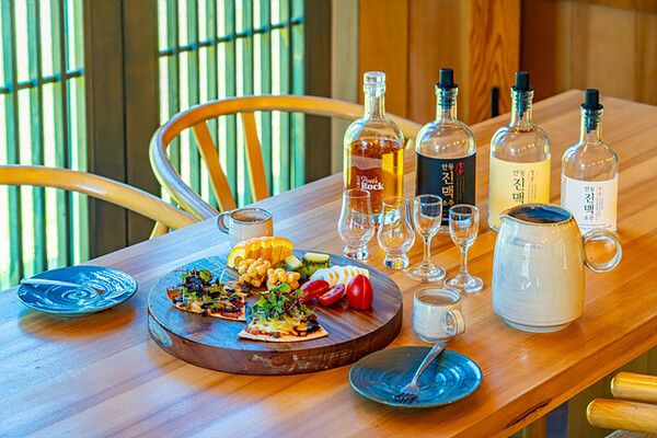 다과와 함께 진행되는 시음 프로그램. 사진=한국관광공사