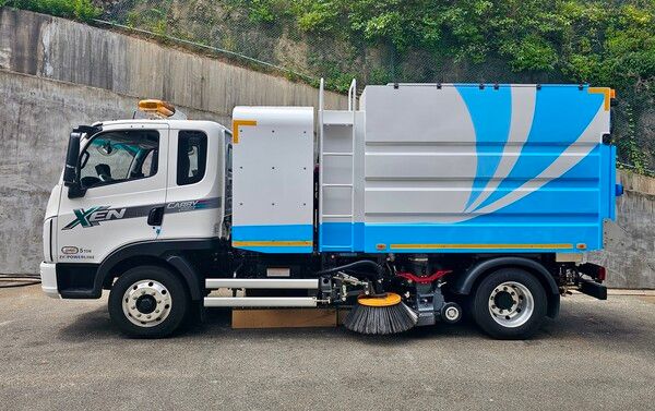 타타대우모빌리티가 처음 선보인 전기노면 청소차.