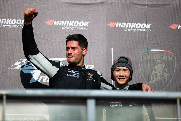 2025 람보르기니 슈퍼 트로페오 아시아 제4전 Race 1 우승자 조나단 세코토와 케빈 황(왼쪽부터). 사진=람보르기니 슈퍼 트로페오 아시아.