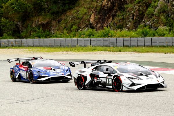 2025 람보르기니 슈퍼 트로페오 아시아 제4전 레이스 1에서 초반 선두를 놓고 접전을 벌이는 팀 짐머만(앞)과 지콩 리. 사진=전현철 기자.