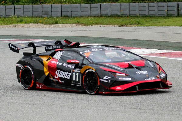 2025 람보르기니 슈퍼 트로페오 아시아 제4전 레이스 1에서 역주하는 조나단 체코토. 사진=전현철 기자.