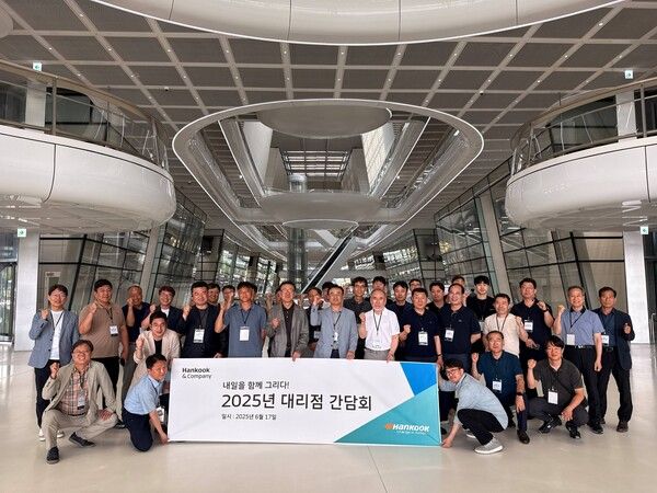 한국(Hankook) 배터리 2025 대리점 간담회 단체사진. 사진=한국앤컴퍼니
