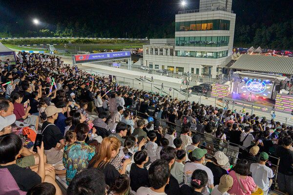 7월 12일 용인 에버랜드 스피드웨이에서 나이트레이스로 열린 '2025 오네 슈퍼레이스 챔피언십'을 즐기는 3만여 관람객들. 사진=슈퍼레이스