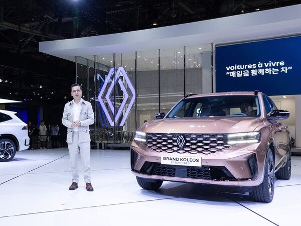 르노코리아 스테판 드블레즈 사장이 2024 부산모빌리티쇼에서 처음 공개한 그랑 콜레오스를 소개하고 있다. 사진=르노코리아