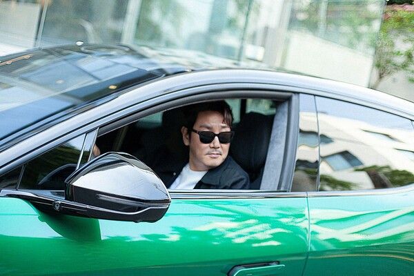 배우 조진웅과 로터스 엘레트라.