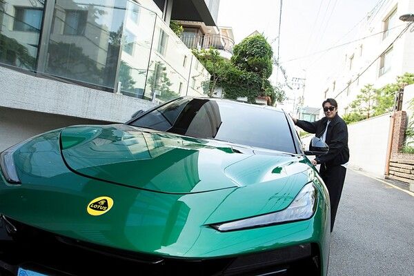 배우 조진웅과 로터스 엘레트라.