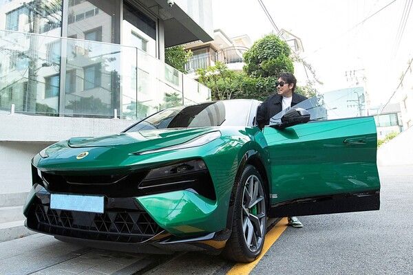 배우 조진웅과 로터스 엘레트라.