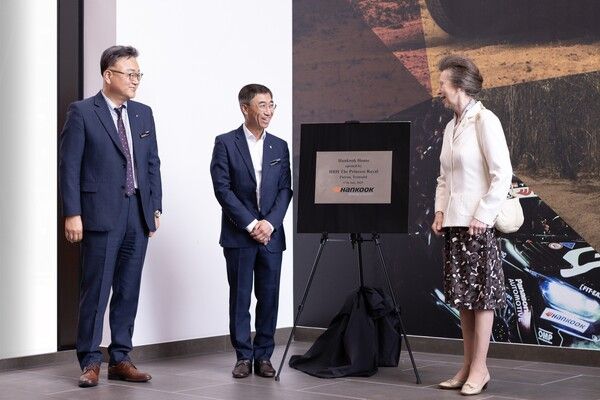 한국 하우스(Hankook House) 명판 제막식.