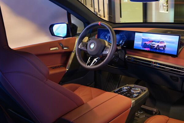 서울 중구 BMW 차징 허브 라운지에 전시된 뉴 iX M70 x드라이브