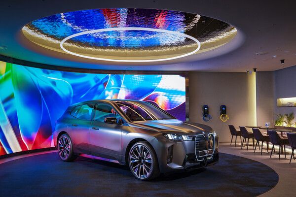 서울 중구 BMW 차징 허브 라운지에 전시된 뉴 iX M70 x드라이브