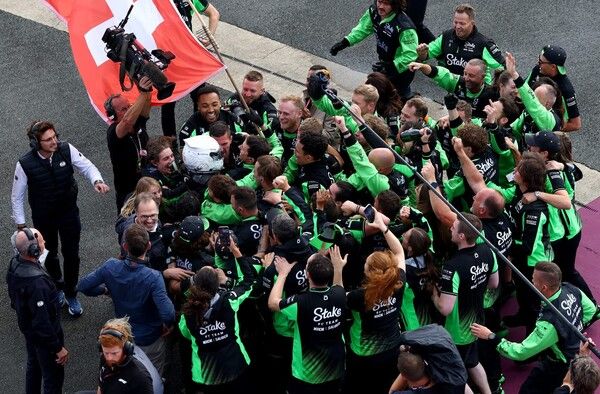 3위로 체커기를 받은 훌켄베르그를 축하해주는 자우버 팀원들. 사진=F1.