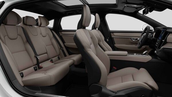 볼보자동차코리아가 신형 S90 출시를 기념해 ‘S90 런치 에디션’을 50대 한정 출시한다.