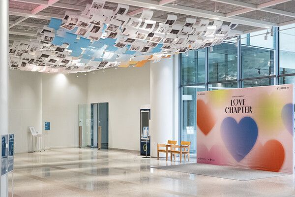 문화체육관광부와 한국관광공사가 11월 30일까지 청와대 사랑채 1층 전시실에서 ‘K-드라마, 러브 챕터(Love Chapter)’ 전시를 개최한다.