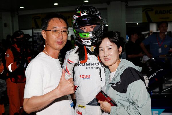 2025 오네 슈퍼레이스 제5전 토요타 가주 레이싱 6000클래스에서 우승을 차지하고 가족들과 함께 기뻐하는 이창욱. 사진=전현철 기자