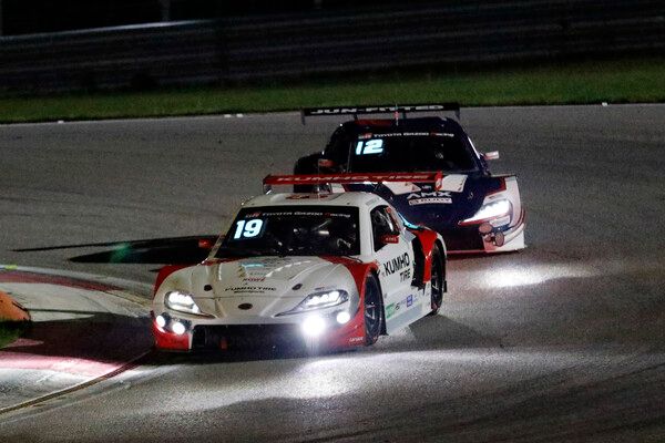 2025 오네 슈퍼레이스 제5전 토요타 가주 레이싱 6000클래스 경기 막판 접전을 벌이는 노동기(앞)과 황진우. 사진=전현철 기자.