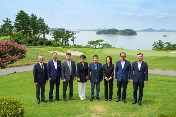 파인비치 허명호 대표, 해남군 명현관 군수, BMW 코리아 고흥범 본부장, BMW 코리아 주양예 본부장, 더불어민주당 박지원 국회의원, LPGA 아시아 서윤정 이사, 보성그룹 고형권 부회장, 전라남도 명창환 행정부지사. 사진=BMW 코리아