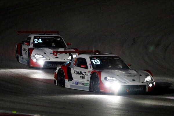 2025 오네 슈퍼레이스 제5전 토요타 가주 레이싱 6000클래스 결선 초반 나란히 1,2위로 달리는 노동기(앞)과 이창욱. 사진=전현철 기자.