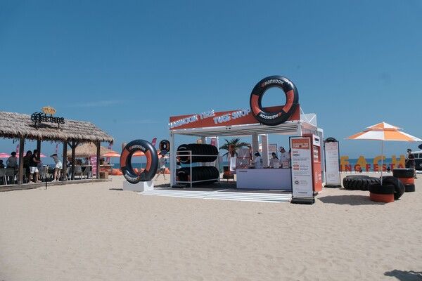 ‘한국(Hankook)’ 브랜드 시그니처 컬러로 꾸며진 팝업 스토어 전경.