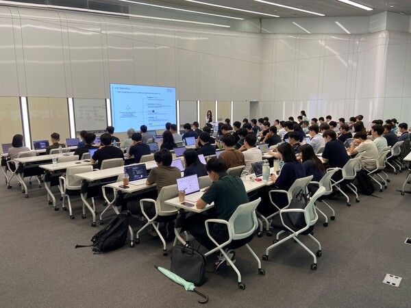 한국앤컴퍼니그룹 하이테크 중앙연구소 한국테크노돔에서 ‘AI 크루 교육 프로그램’을 진행하는 모습.