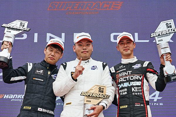 2025 오네 슈퍼레이스 알핀 클래스 시상식 기념촬영, 왼쪽부터 2위 송기영, 우승 김정수, 3위 홍찬호. 사진=슈퍼레이스.