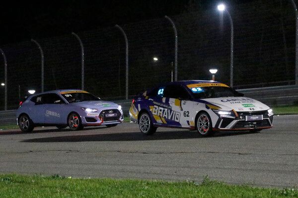 2025 오네 슈퍼레이스 제5전 GTB&nbsp;클래스에서 선두로 달리는 정상오(앞)와 그 뒤를 쫓는 최윤민. 사진=전현철 기자.