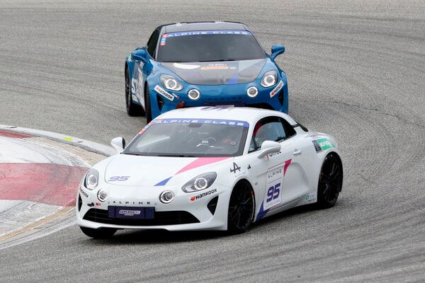 2025 오네 슈퍼레이스 알핀 클래스 결선에서 선두를 놓고 접전을 벌이는 김정수(앞)과 송기영. 사진=전현철 기자.