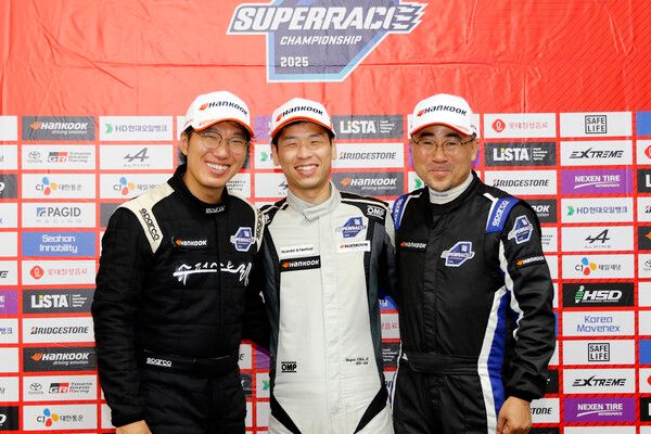 2025 오네 슈퍼레이스 제5전 GTB&nbsp;클래스 입상자 기자회견 뒤 기념촬영. 왼쪽부터 2위 최윤민, 우승 정상오, 3위 민병전. 사진=전현철 기자