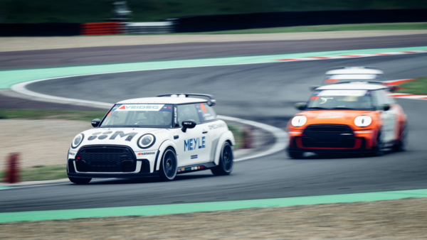 ‘마일레’가 세계 최초 순수 전기차 투어링카 대회 ‘넥스트젠 컵’ 공식 후원사로 참여한다.