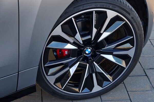 한국타이어가 BMW 전기&nbsp;SUV ‘iX’에 전기차 전용 ‘아이온 에보 SUV’, 사계절용 ‘아이온 에보 AS SUV’를 신차용 타이어로 공급한다.