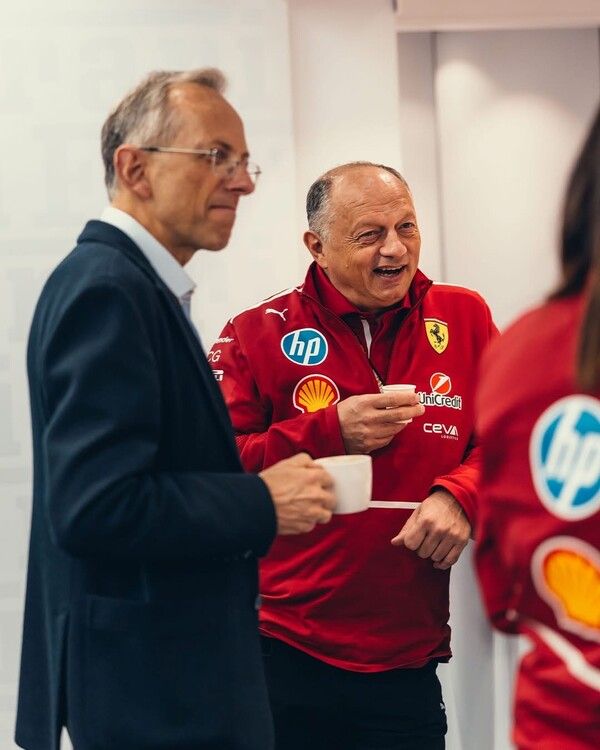 베네디토 베냐 페라리 CEO(왼쪽)과 함께한 프레데릭 바수르 감독. 사진=스쿠데리아 페라리.