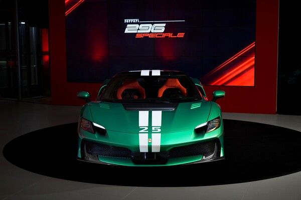 페라리가 V6 PHEV 스페셜 모델 ‘296 스페치알레’를 공개했다.