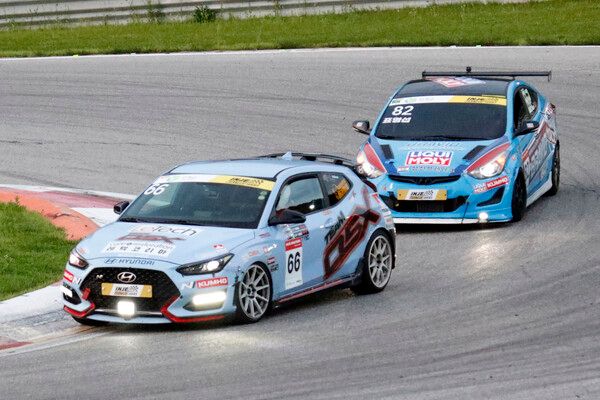 2025 인제 마스터즈 4라운드 인제내구에서 초반 접전을 벌이고 있는 김태일(앞)과 표명섭. 사진=전현철 기자.