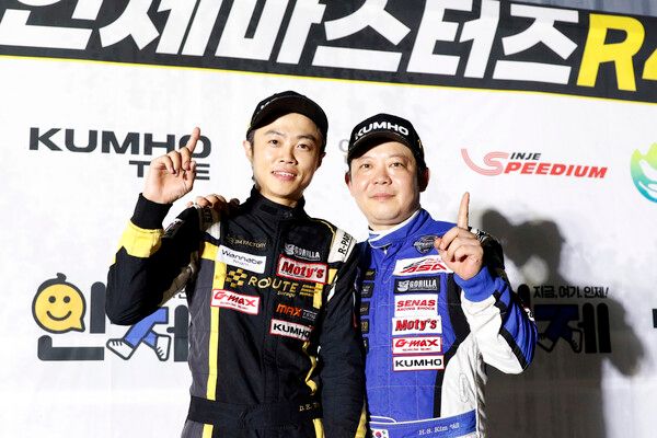 2025 인제 마스터즈 4라운드 인제내구 종합우승 원대한, 김현석(왼쪽부터). 사진=전현철 기자.