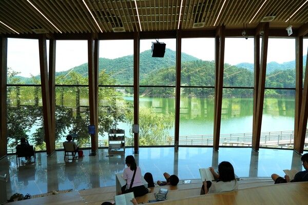 통창으로 아중호수가 바라보이는 아중호수도서관. 사진=한국관광공사