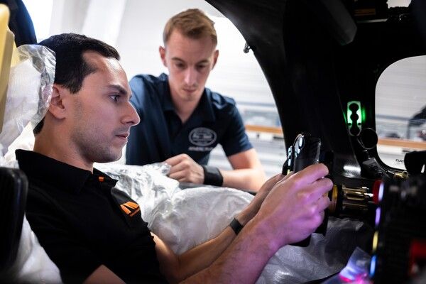 제네시스가 세계내구레이스챔피언십(WEC) 하이퍼카 클래스 도전에 나서기 위해 개발 중인 신형 LMDh 머신 ‘제네시스 GMR-001’이 첫 주행에 성공했다.