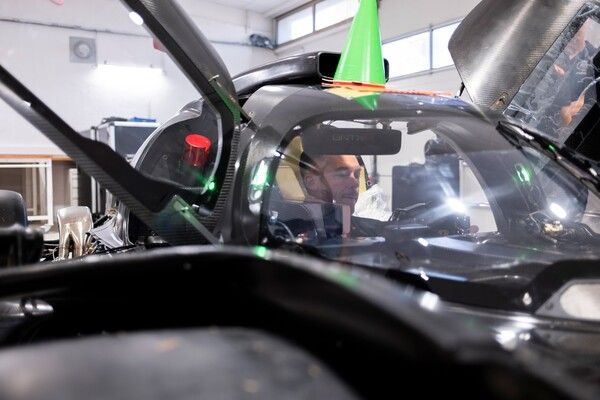 제네시스가 세계내구레이스챔피언십(WEC) 하이퍼카 클래스 도전에 나서기 위해 개발 중인 신형 LMDh 머신 ‘제네시스 GMR-001’이 첫 주행에 성공했다.