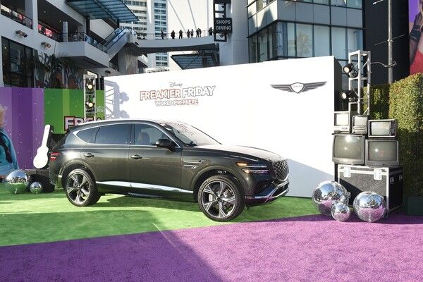 영화 '프리키 프라이데이 2'에서 딸 애나(린제이 로한 분)의 차인 제네시스 GV80