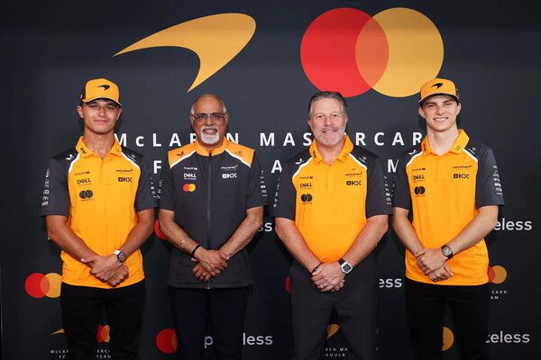 맥라렌 드라이버인 란도 노리스와 마스터카드 최고 마케팅 및 커뮤니케이션 책임자인 라자 라자만나르, 맥라렌의 작 브라운 CEO와 드라이버 오스카 피아스트리(왼쪽부터), 사진=마스터카드