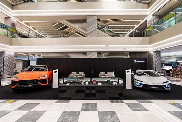 대구 신세계백화점 1층에서 열린 ‘시티투어 in 대구’ 팝업 전시회의 람보르기니 ‘우루스 SE’와 ‘테메라리오’