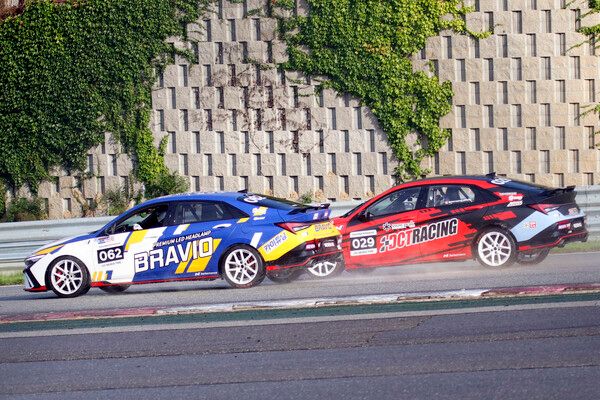 2025 현대 N 페스티벌 제2전 넥센&nbsp;N2&nbsp;클래스 마스터즈 Race 1 결선 초반 선두를 놓고 접전을 벌이는 정상오(앞)과 권혁진. 사진=전현철 기자.