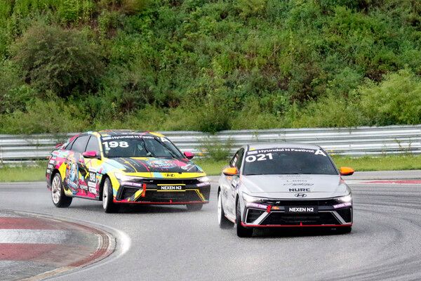 2025 현대 N 페스티벌 제2전 넥센&nbsp;N2&nbsp;클래스 챌린지 Race 1에서 접전을 벌이는 변정호와 이경남. 사진=전현철 기자