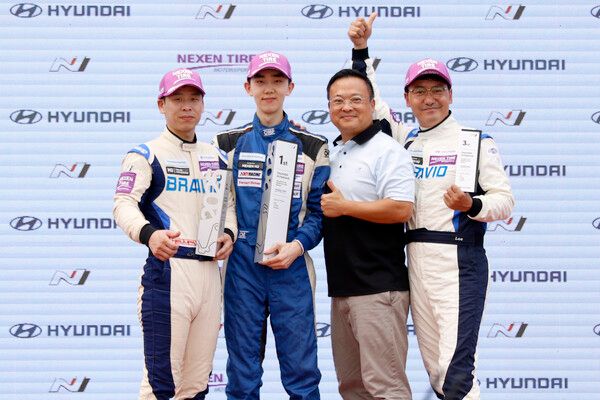 2025 현대 N 페스티벌 제2전 넥센&nbsp;N2&nbsp;클래스 마스터즈 Race 1 시상식, 왼쪽부터 2위 정상오, 우승 권혁진, 현대자동차 박준우 상무, 3위 이팔우. 사진=전현철 기자.