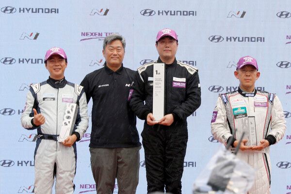 2025 현대 N 페스티벌 제2전 넥센&nbsp;N2&nbsp;클래스 챌린지 Race 1 시상식, 왼쪽부터 2위 이경남, 현대자동차 장지하 팀장, 우승 김은석, 3위 변정호. 사진=전현철 기자.